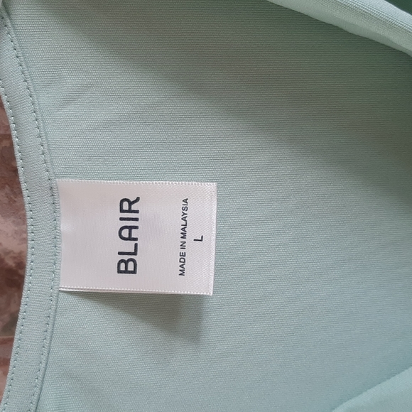 NWOT Blair v neck short sleeve tee - Picture 2 of 5